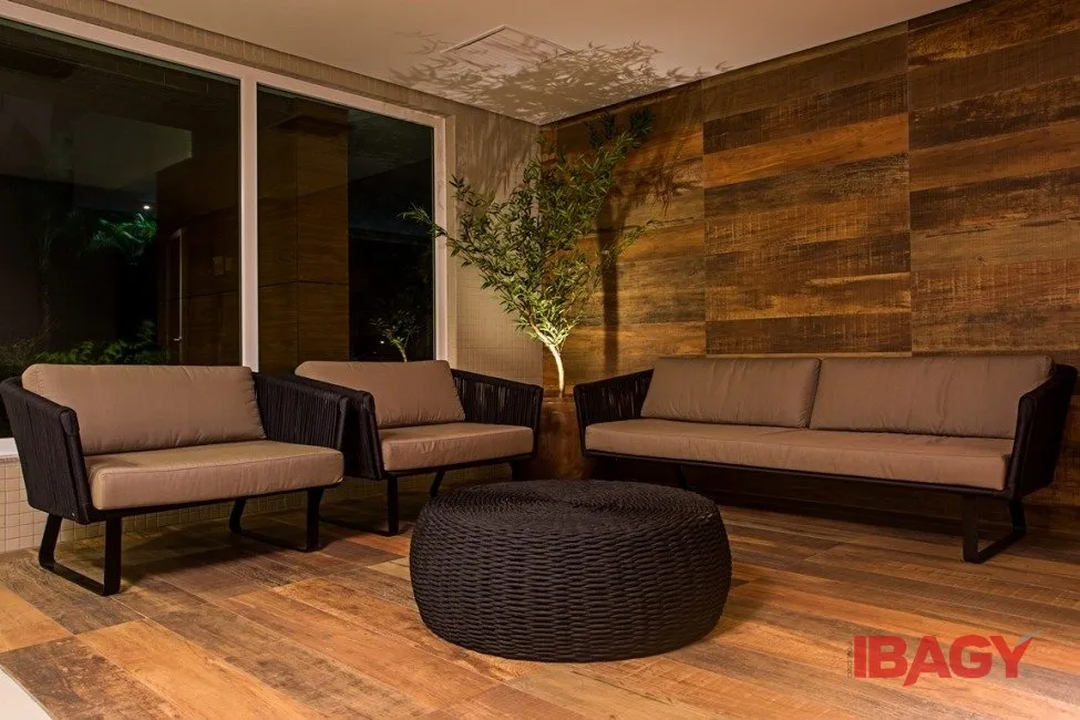 Furnished 2-suite apartment with enclosed balcony — photo 18