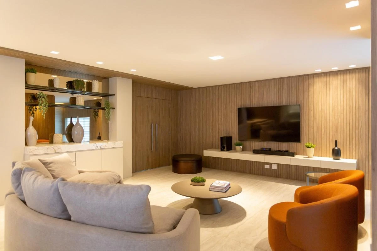 Glass-enclosed balcony in a 3-bedroom apartment, 297 m² — photo 23