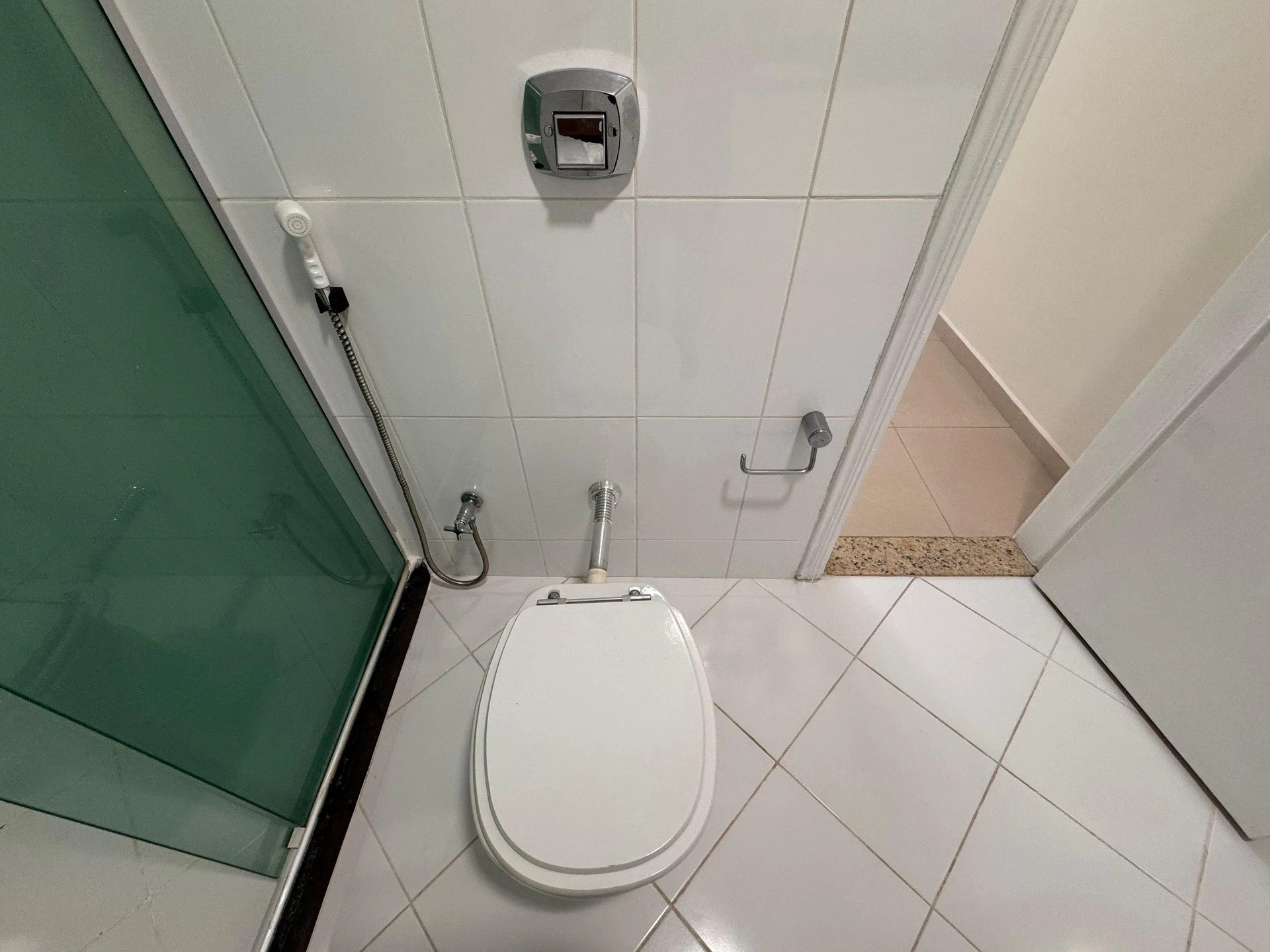 Unfurnished 3-bedroom apartment with a glassed balcony — photo 47