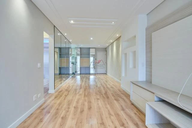 Balcony with a grill in a 2-bedroom apartment, 129 m² — photo 7