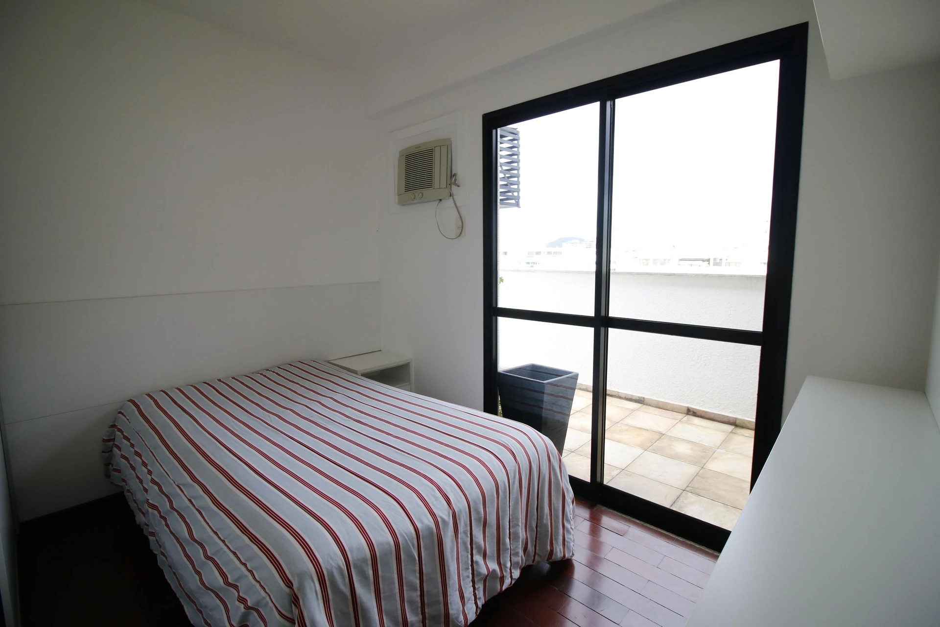 Balcony with a grill in a 4-bedroom apartment, 172 m² — photo 13