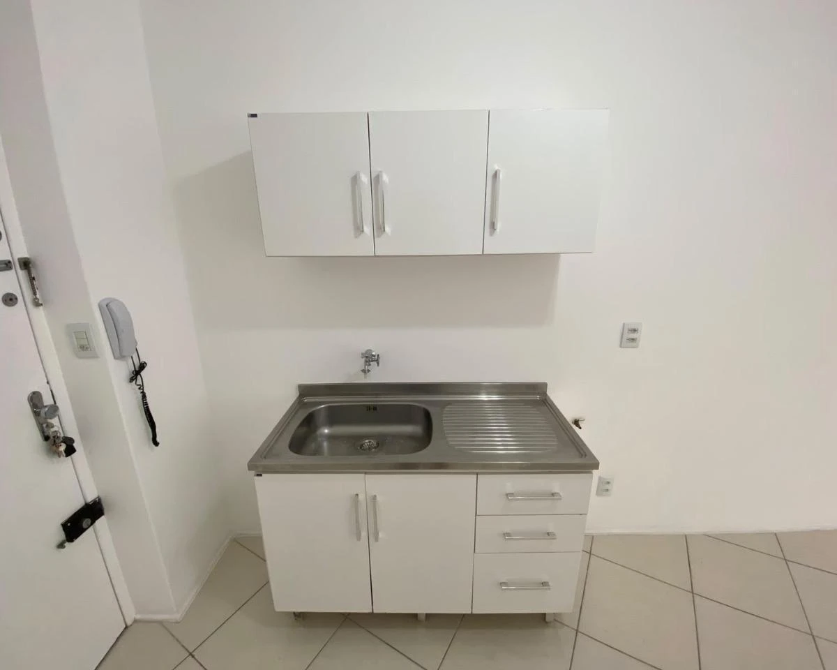 25 m² studio with fitted cabinets and air conditioning — photo 6
