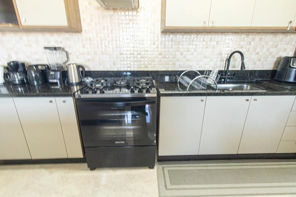 Furnished 2-bedroom apartment with an open-plan kitchen — photo 12