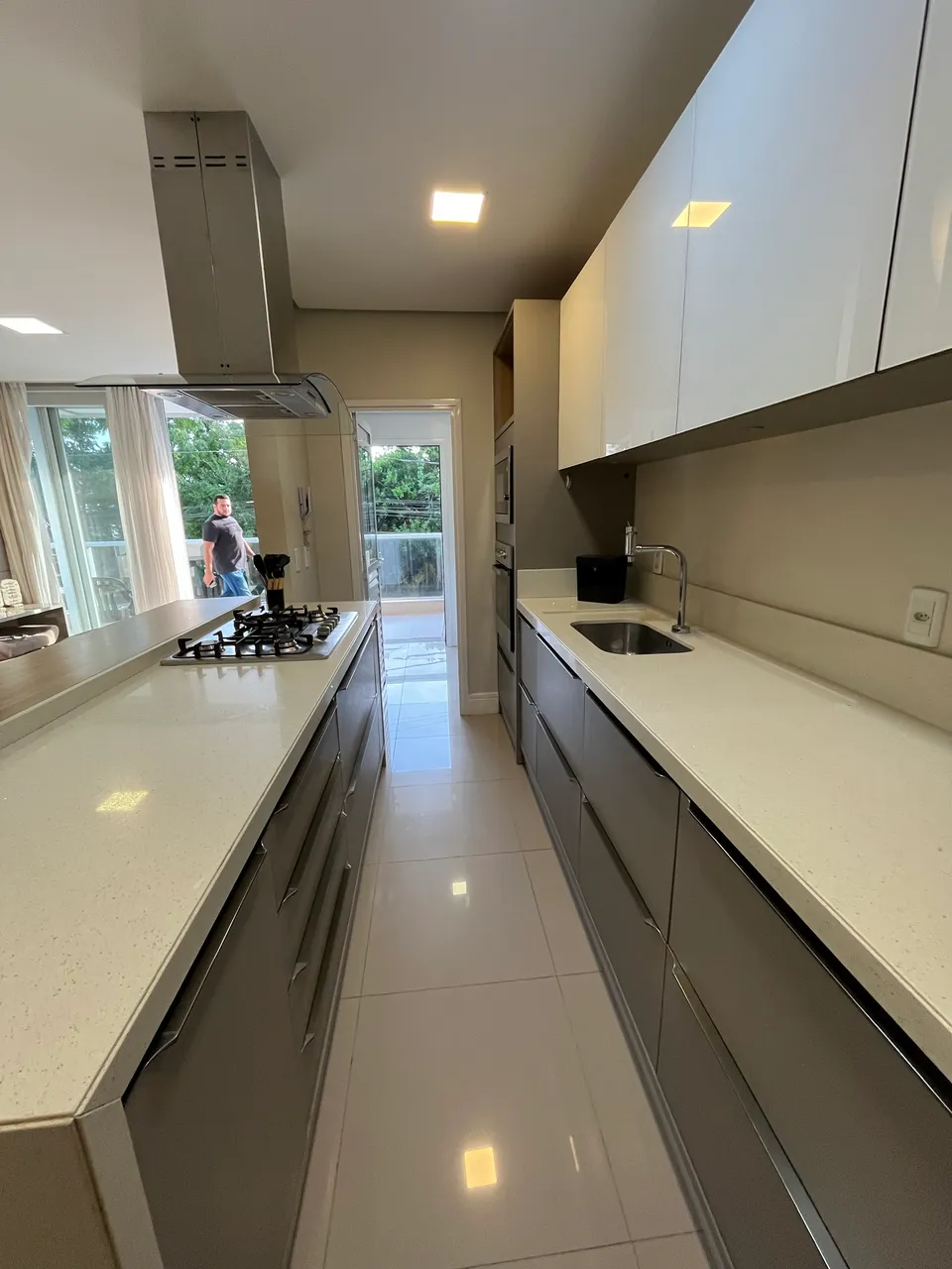 Квартира 100 м² с застеклённым балконом и грилем на балконе — photo 5