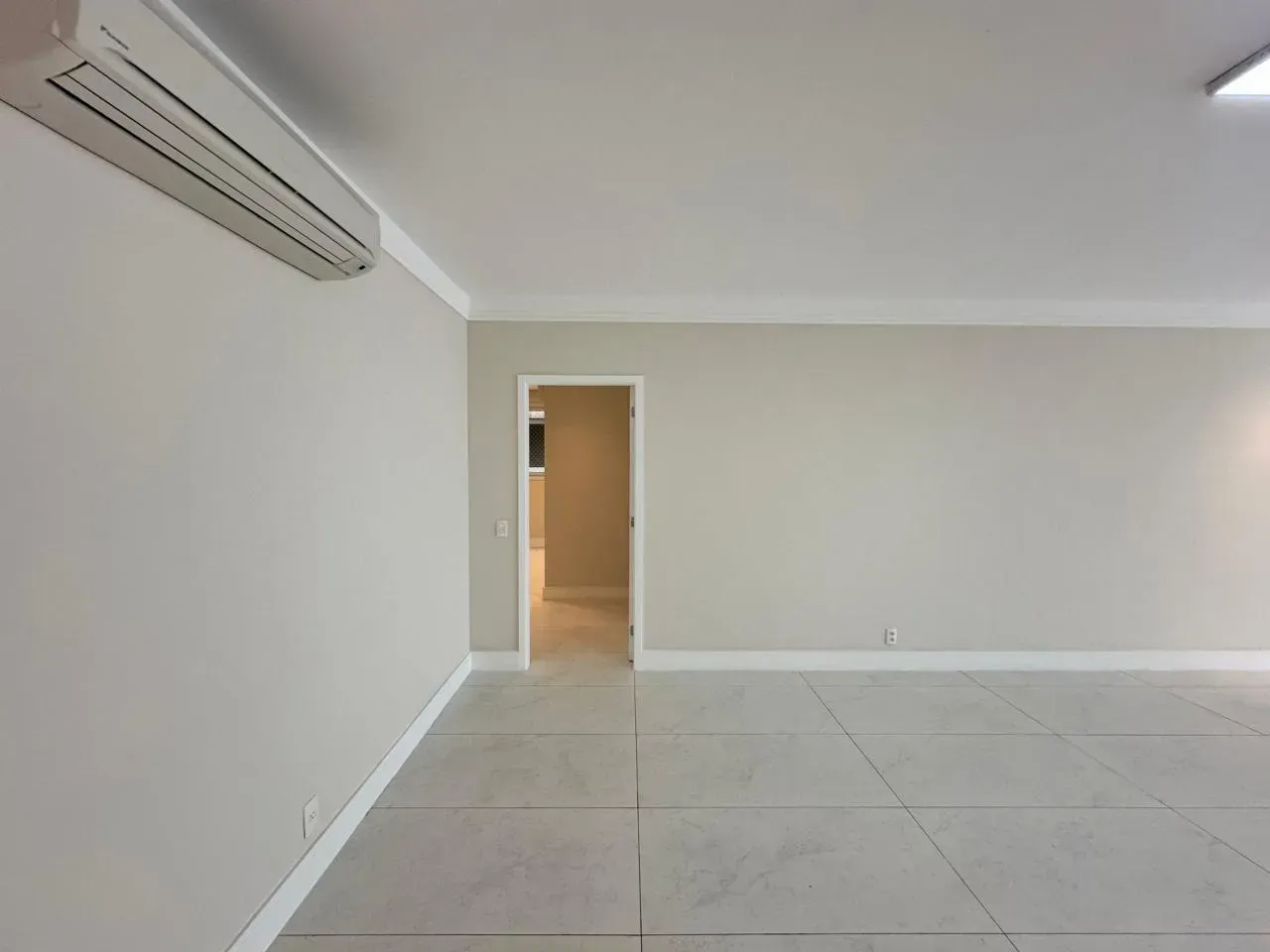 282 m² apartment with 4 bedrooms and 5 bathrooms — photo 12