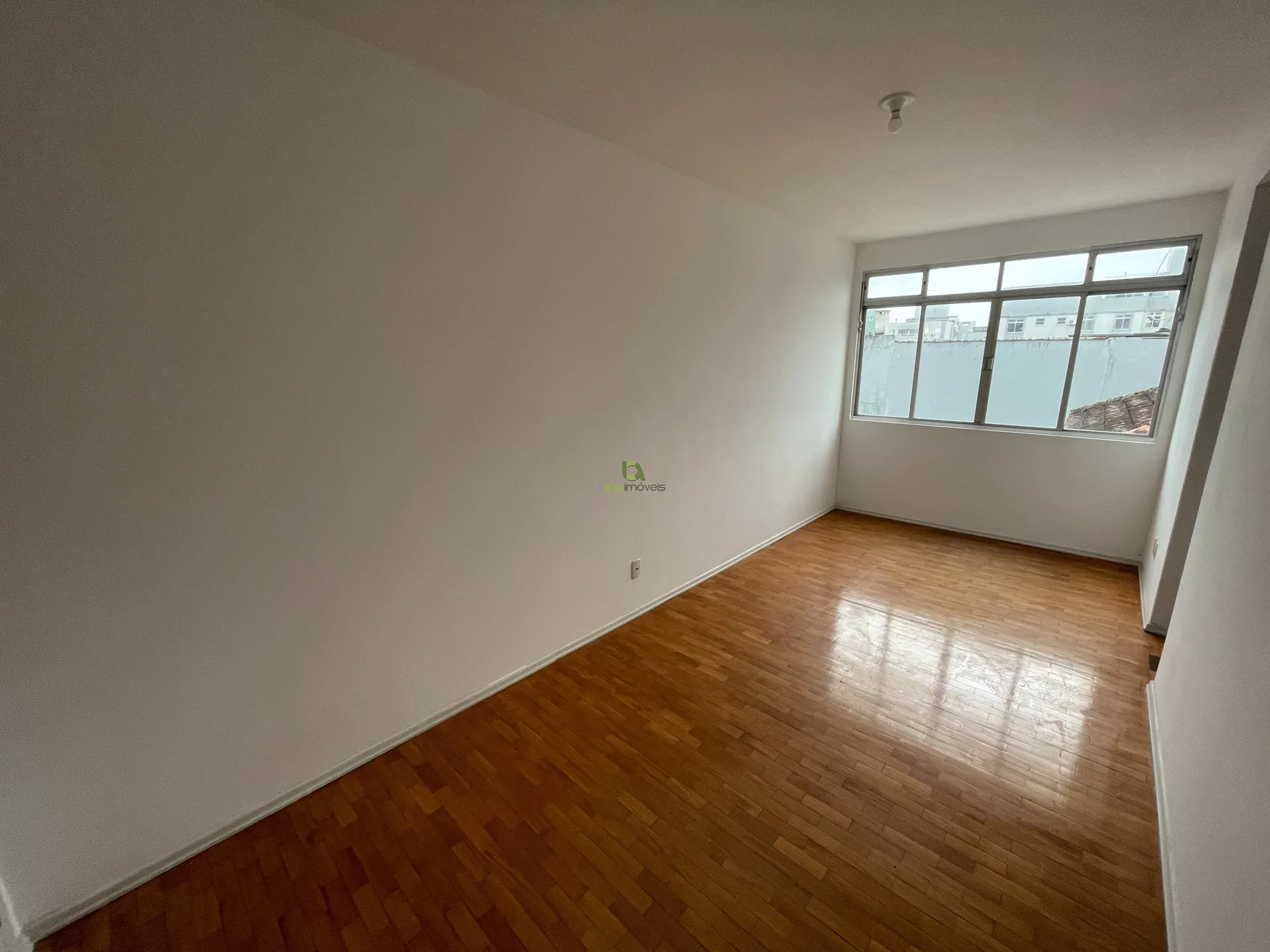 Apartamento de 2 quartos com 70 m² e piso de madeira — photo 3