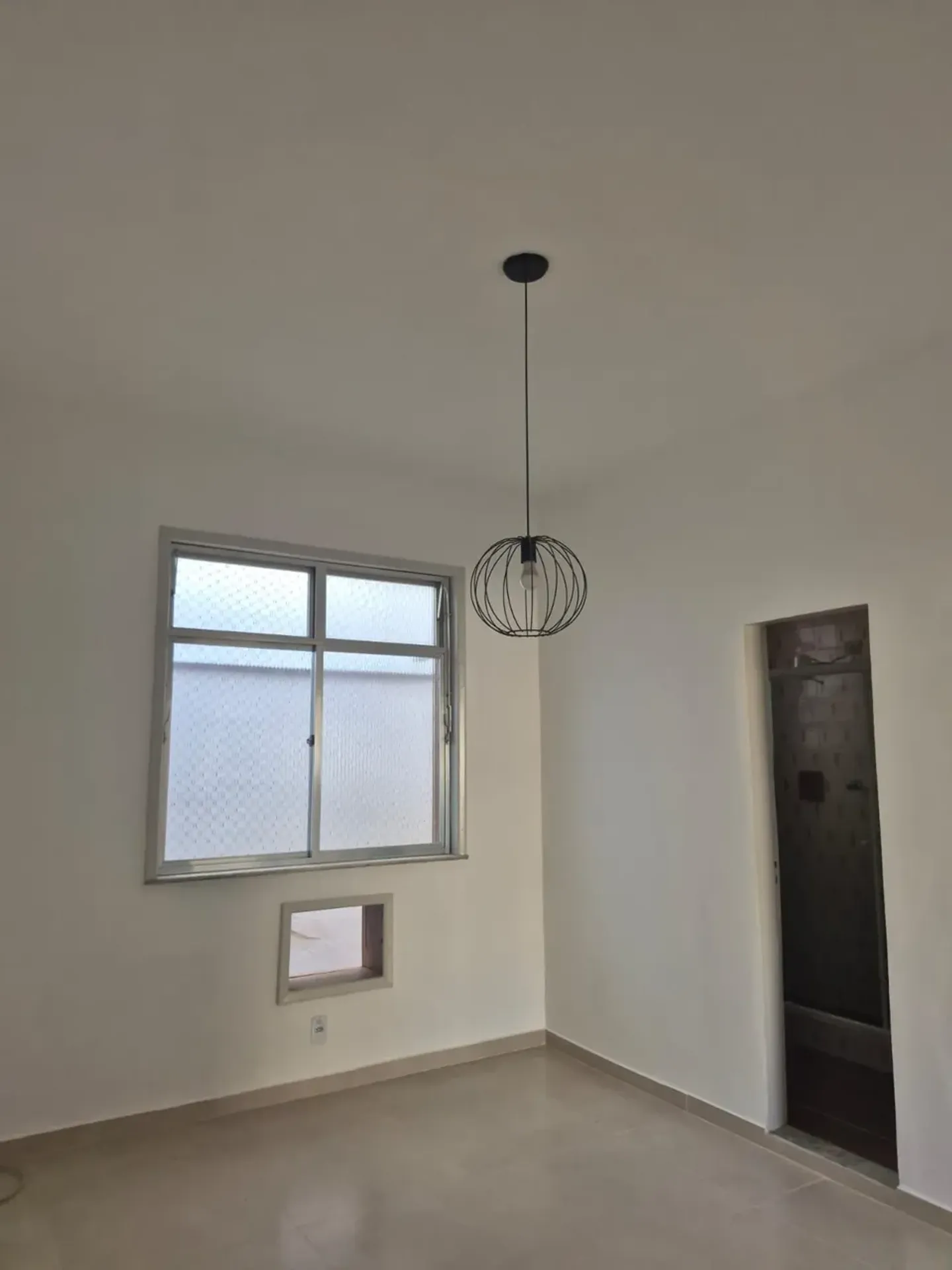 Apartamento sem mobília com cozinha planejada e tanque — photo 36