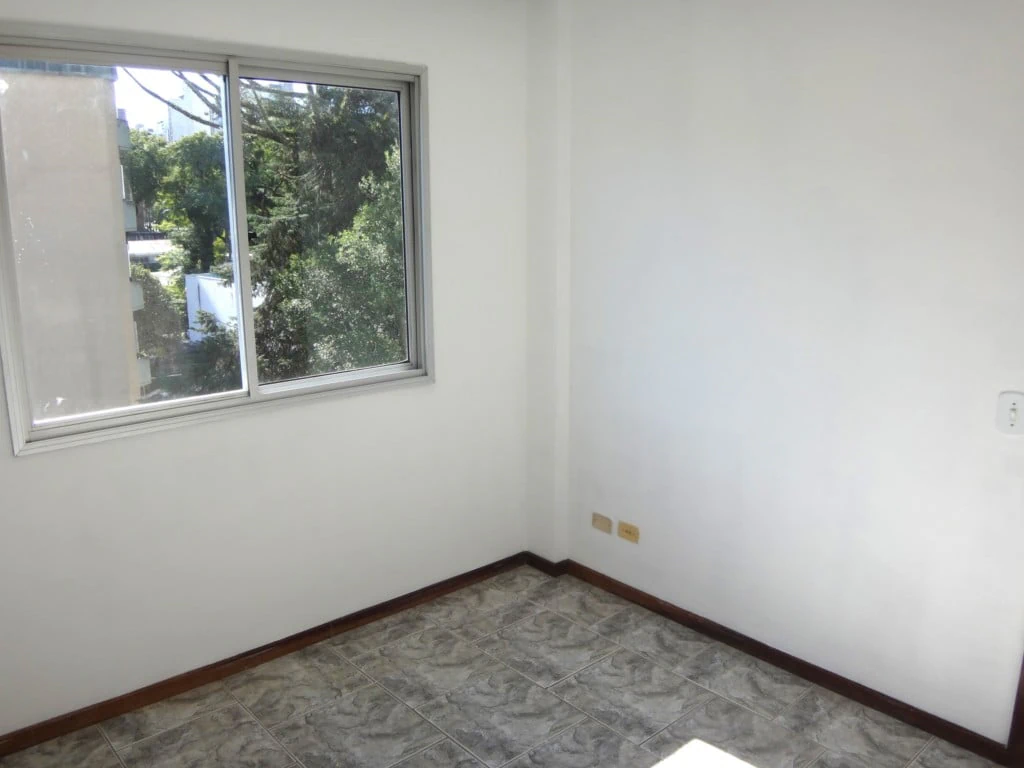 Balcony with a grill in a one-bedroom apartment, 72 m² — photo 5