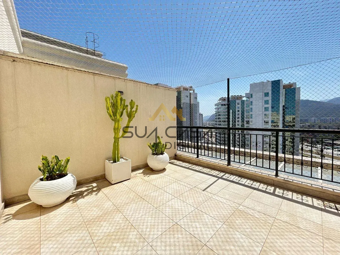 Penthouse with 4 bedrooms and an open-plan kitchen — photo 27