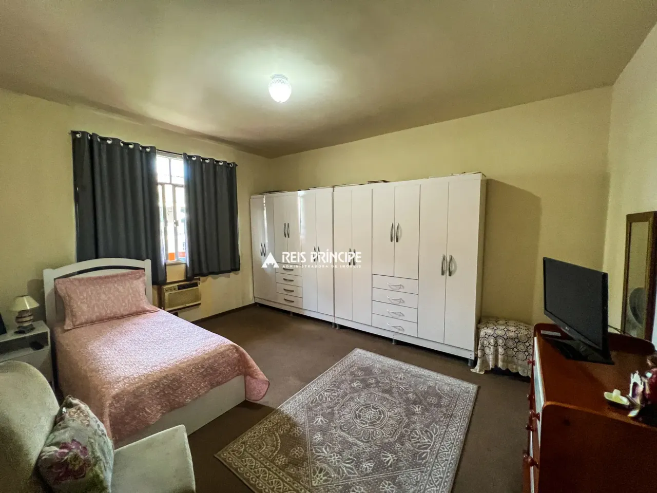House with 4 bedrooms and a gas stove kitchen — photo 4