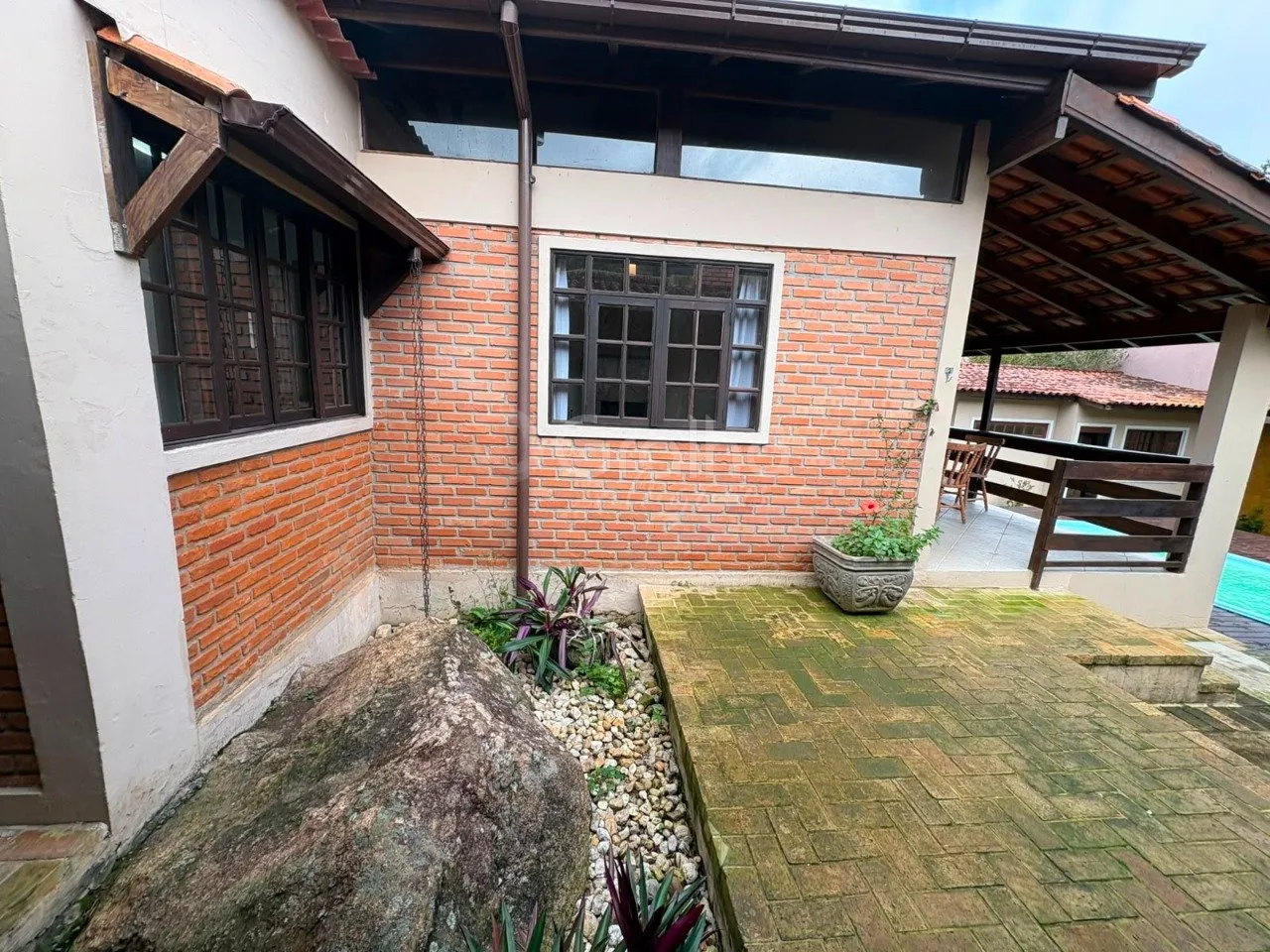House with 3 en-suite bedrooms 435 m² and private garden — photo 28