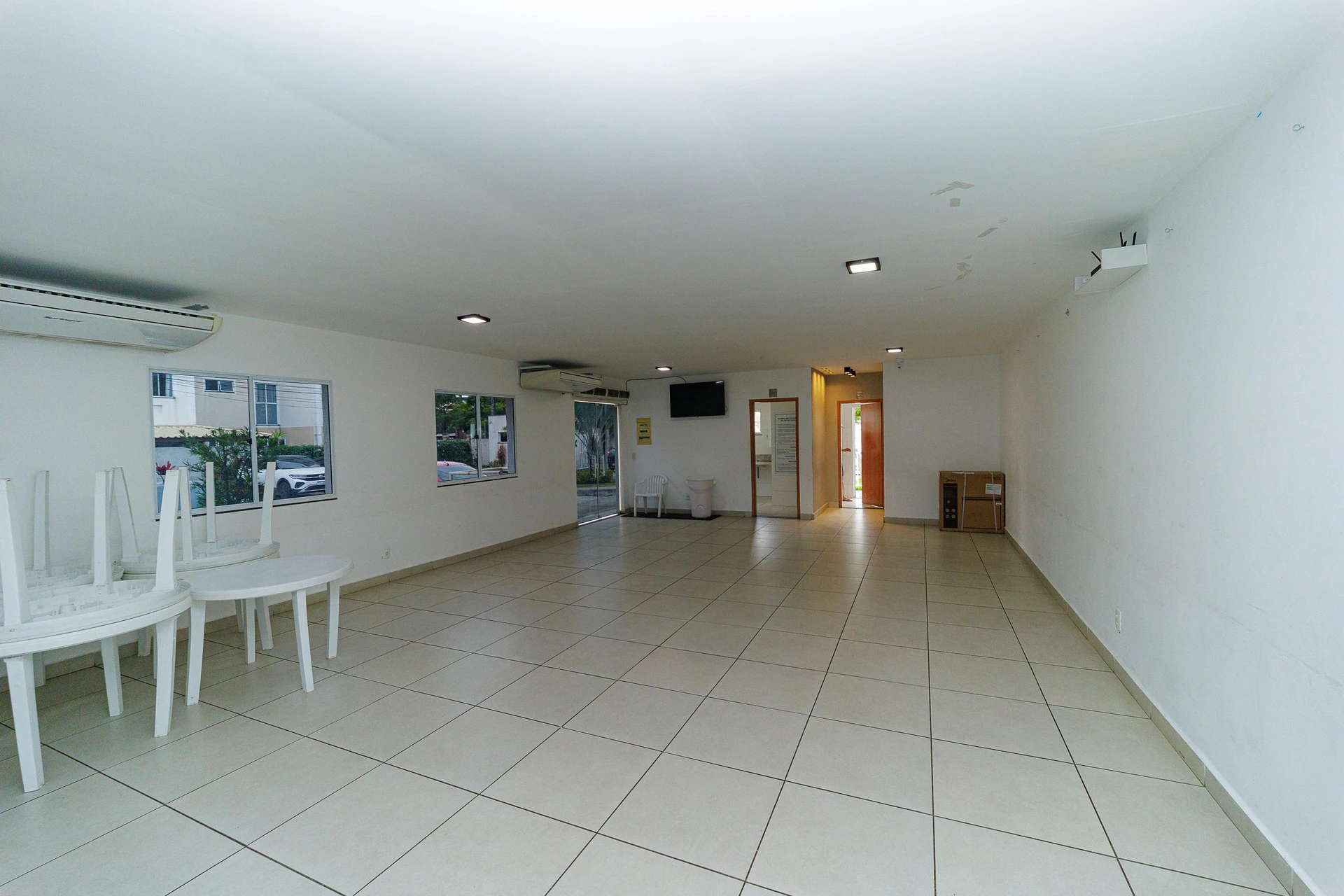 2-bedroom apartment in a building with a pool — photo 38