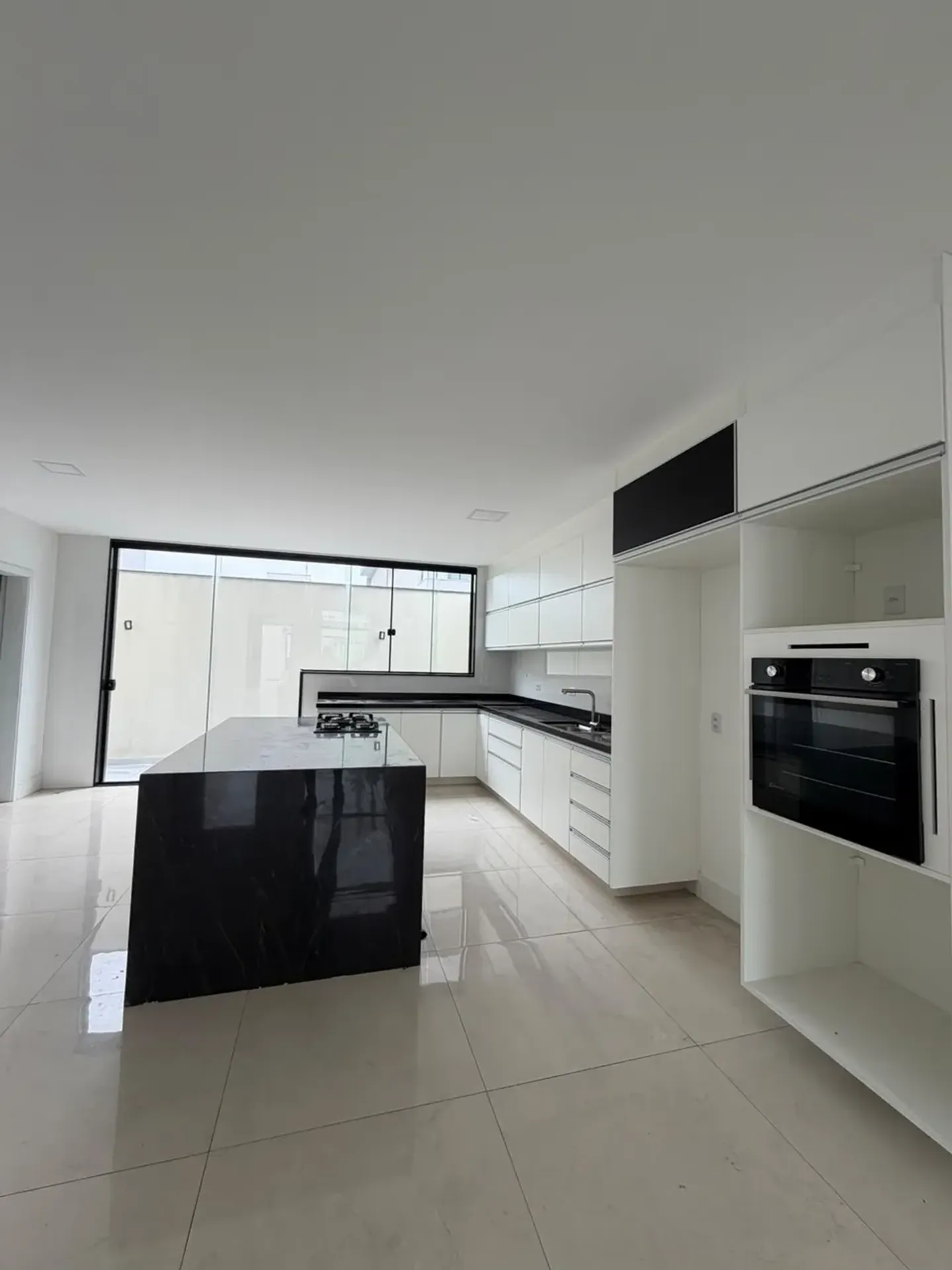 House, 370 m², with floor-to-ceiling windows