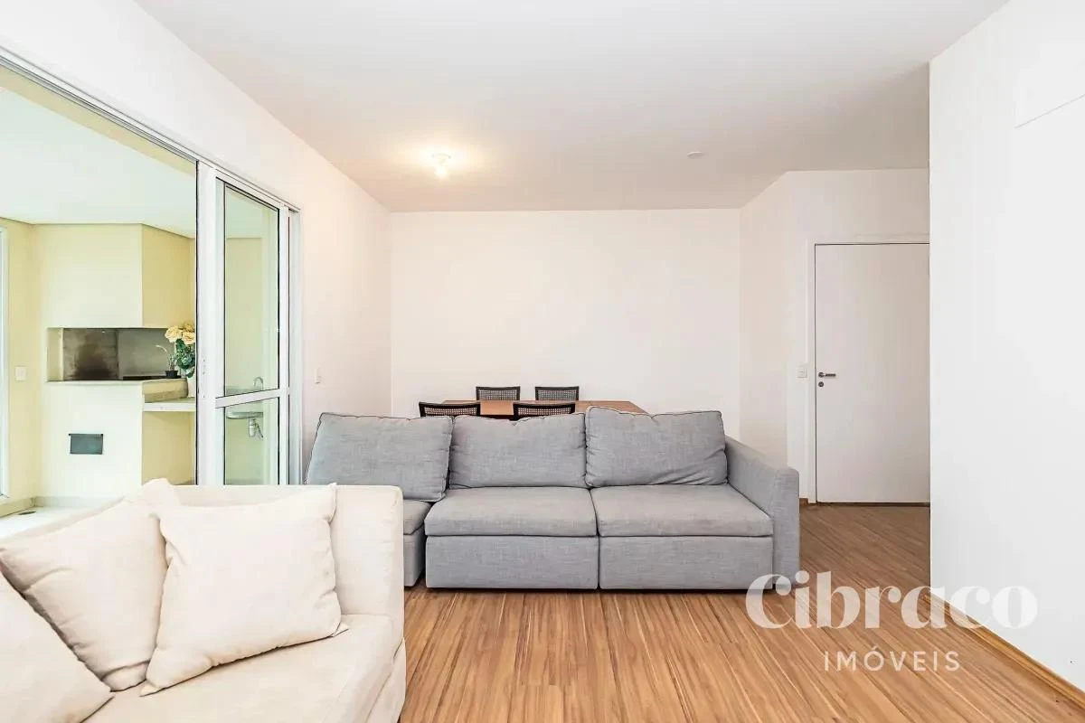 Balcony with a grill in a 4-bedroom apartment, 131 m² — photo 22