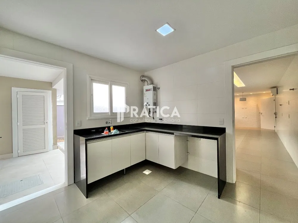 House with 5 bedrooms and an open-plan kitchen — photo 40