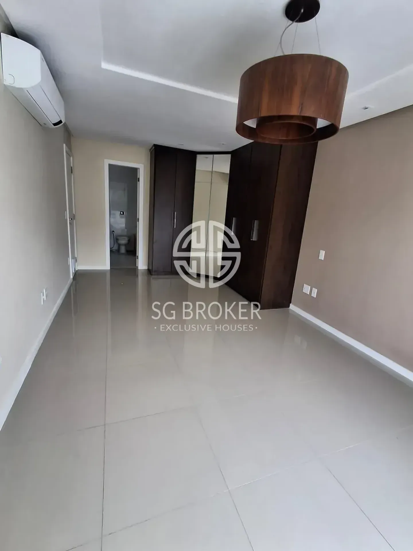 Casa com 5 suítes e 5 banheiros, 330 m² — photo 27