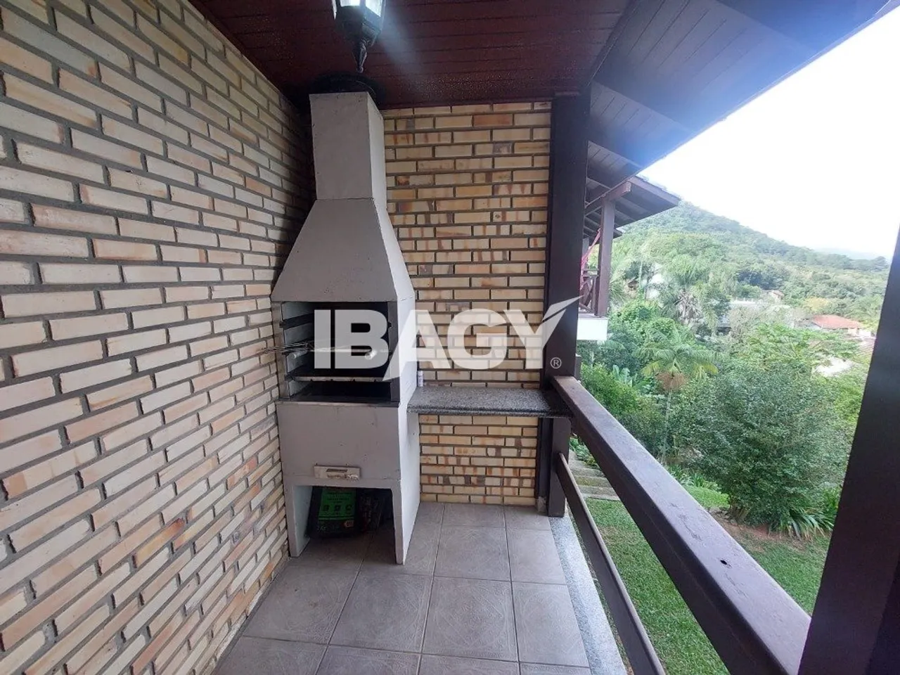 House with 5 bedrooms and an open kitchen with gas stove — photo 15
