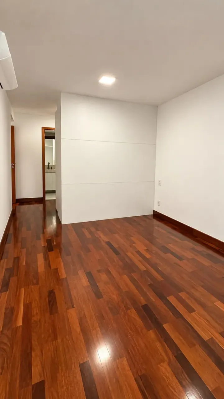 Wood or laminate floors in a 4-bedroom apartment, 260 m² — photo 17