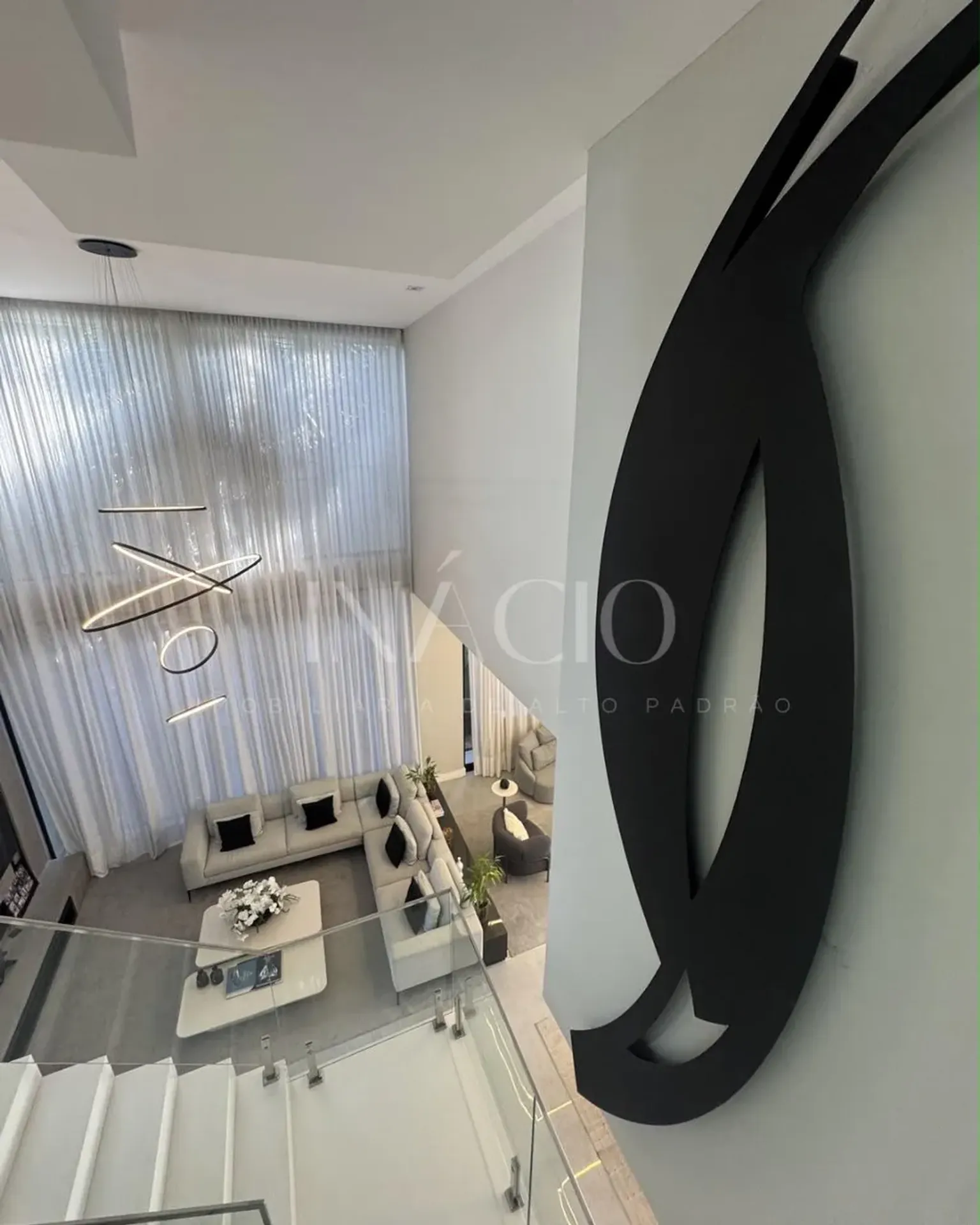 Furnished house, 600 m², with floor-to-ceiling windows — photo 5