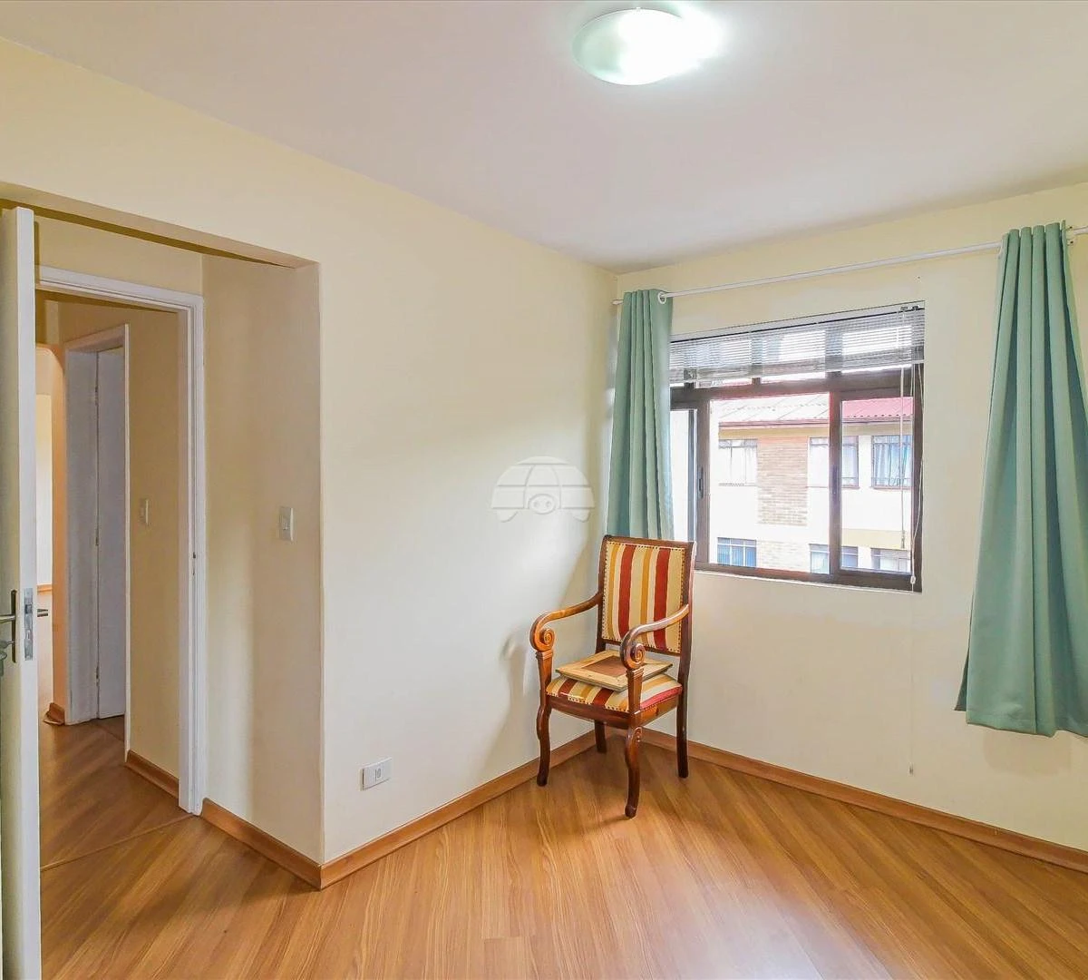 2-bedroom apartment with wood or laminate floors in Curitiba — photo 7