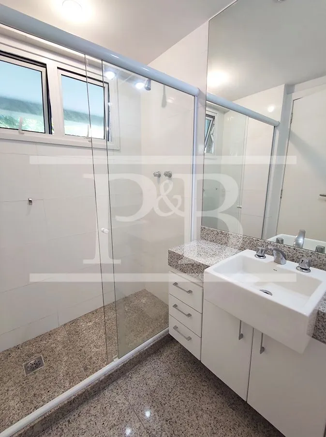 4-bedroom apartment with balcony, 300 m² — photo 26