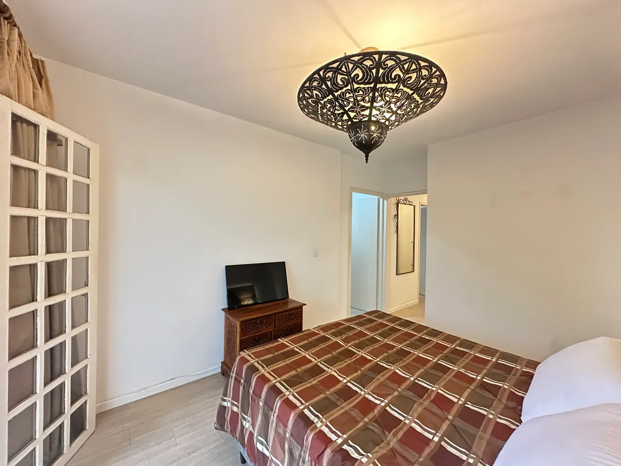 Casa de 320 m² com janelas do piso ao teto e lareira — photo 41