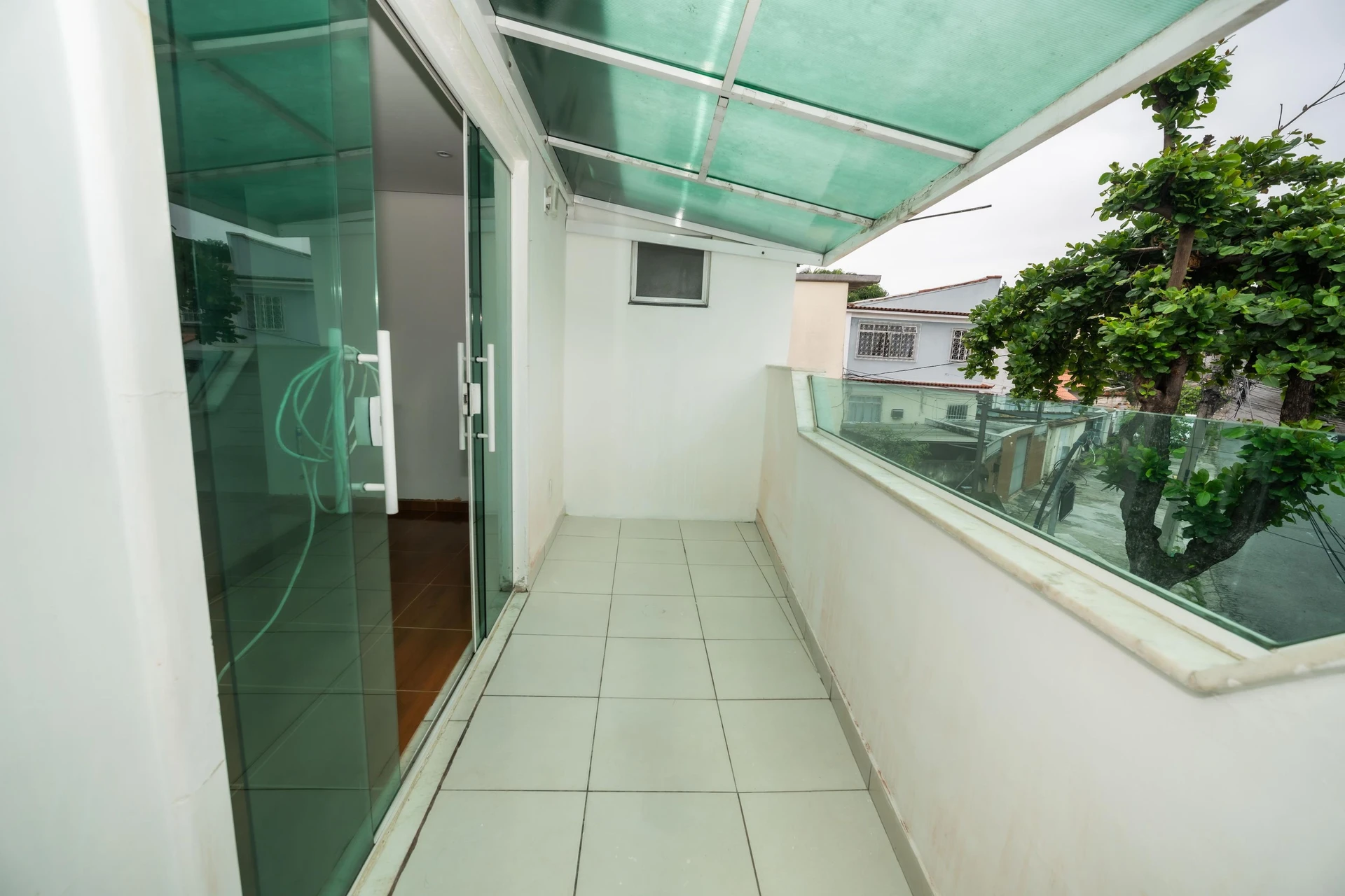 House, 70 m², with a glass-enclosed balcony