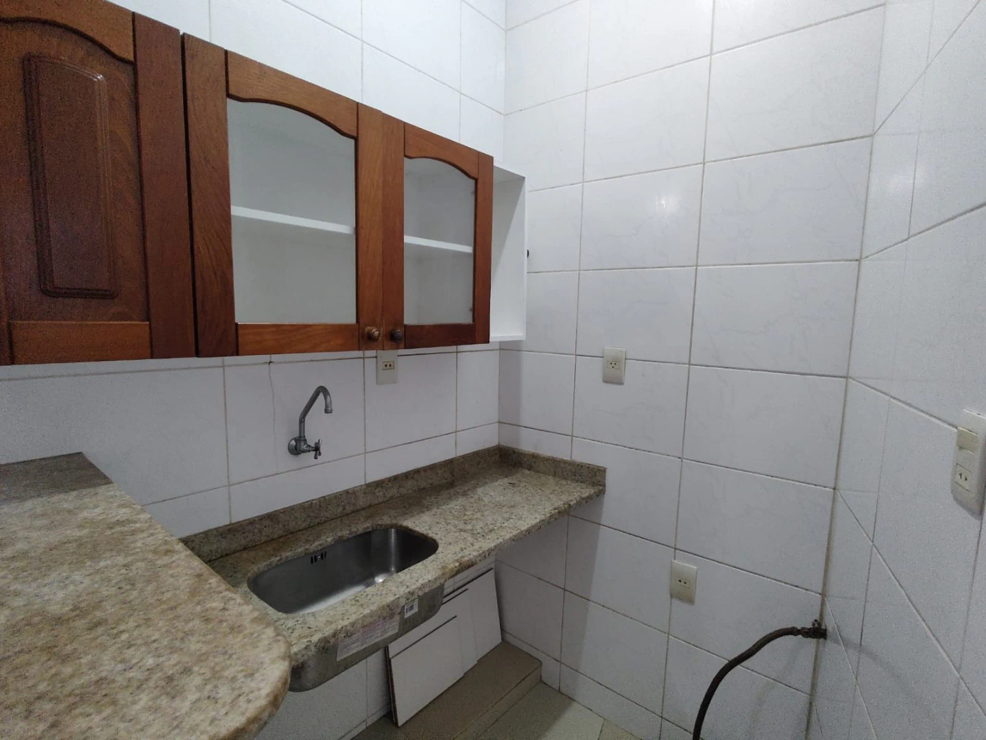 Conjugado com sala, cozinha fechada e banheiro com box