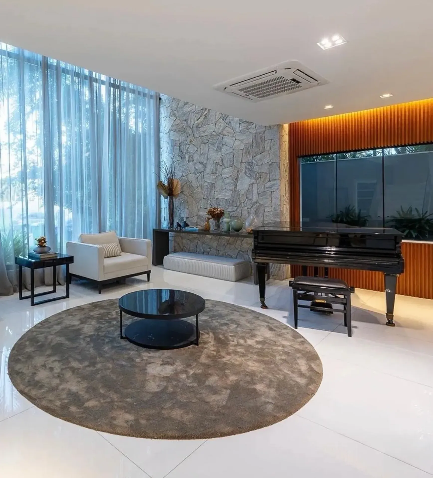 Triplex house with 4 en-suite bedrooms and open kitchen