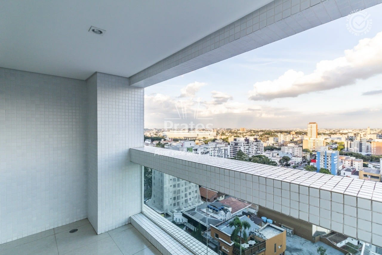 Balcony with a grill in a 2-bedroom apartment, 99 m² — photo 5