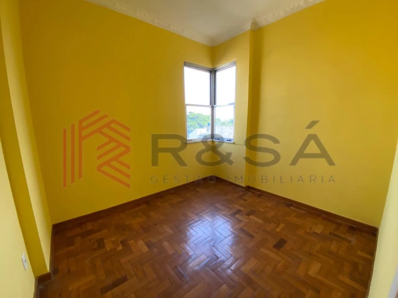 Квартира з 2 спальнями та дерев'яною підлогою або ламінатом — photo 11