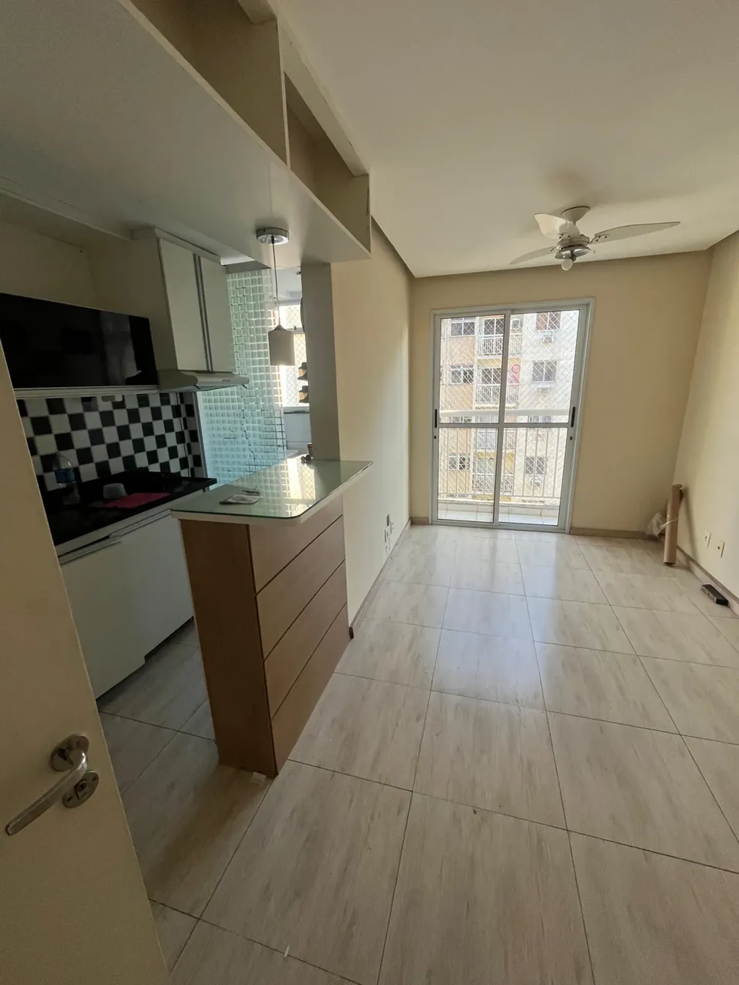Apartamento de 2 quartos em condomínio com academia