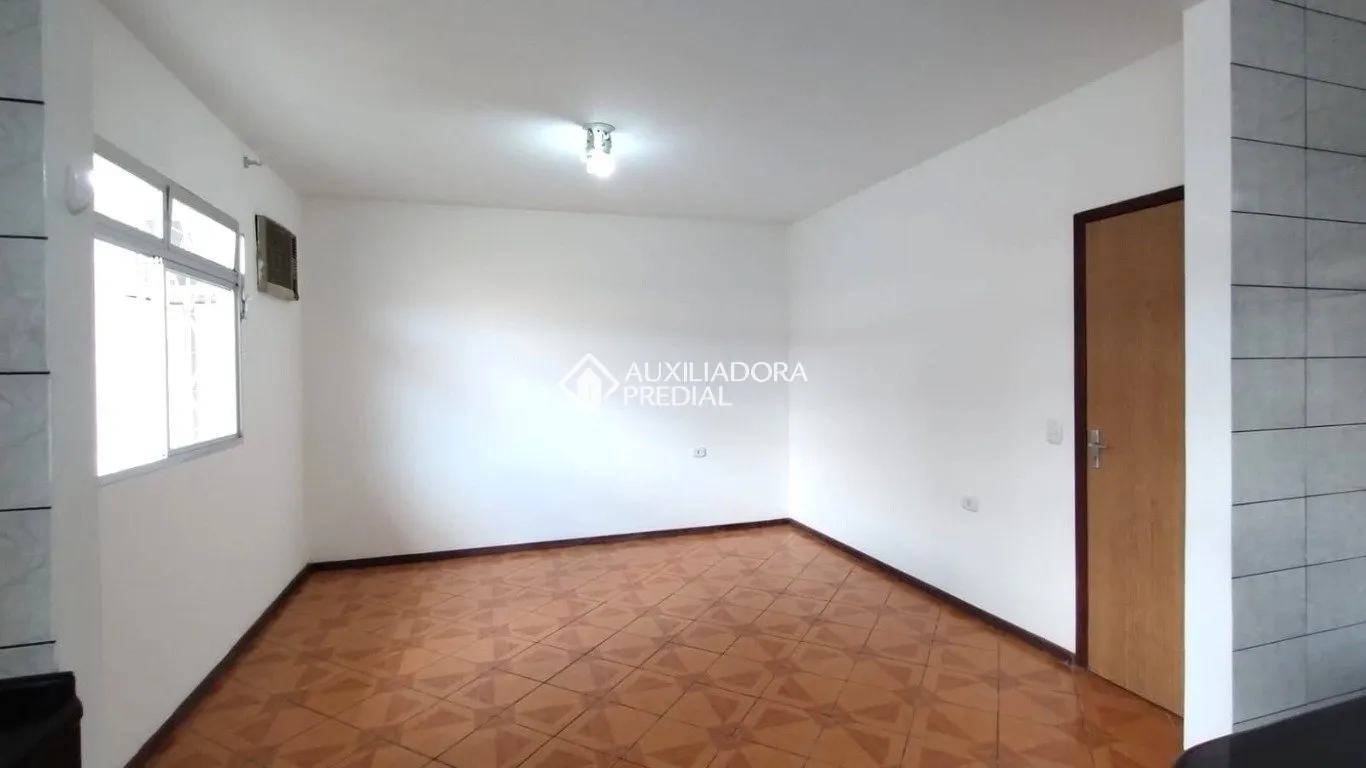 200 m² house with a bathtub and a glass-enclosed balcony — photo 18