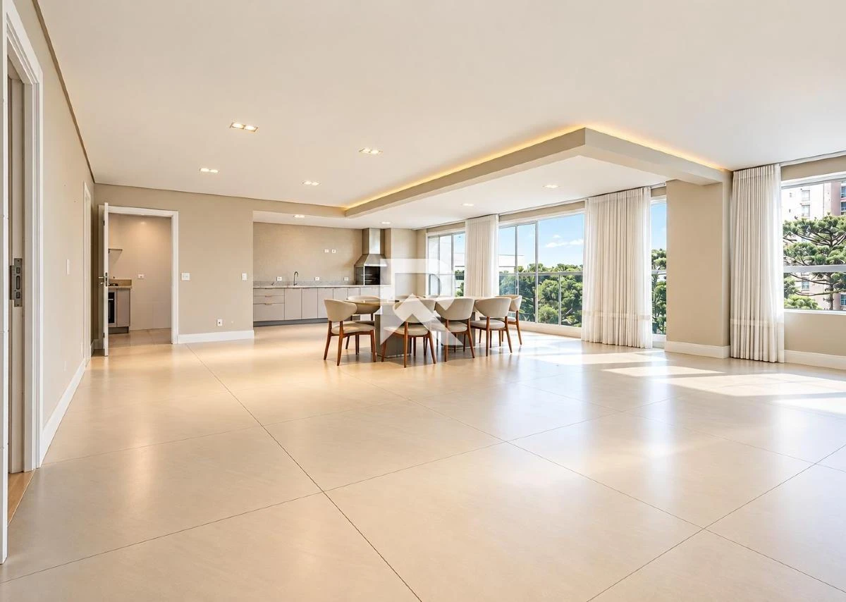 255 m² apartment with a bathtub and a walk-in closet