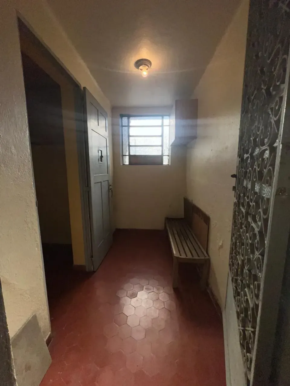 Casa com 4 quartos e cozinha fechada com armários — photo 13