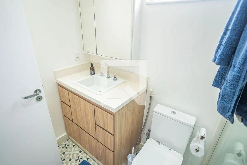 Furnished 2-bedroom apartment with en-suite bathrooms and open kitchen — photo 68