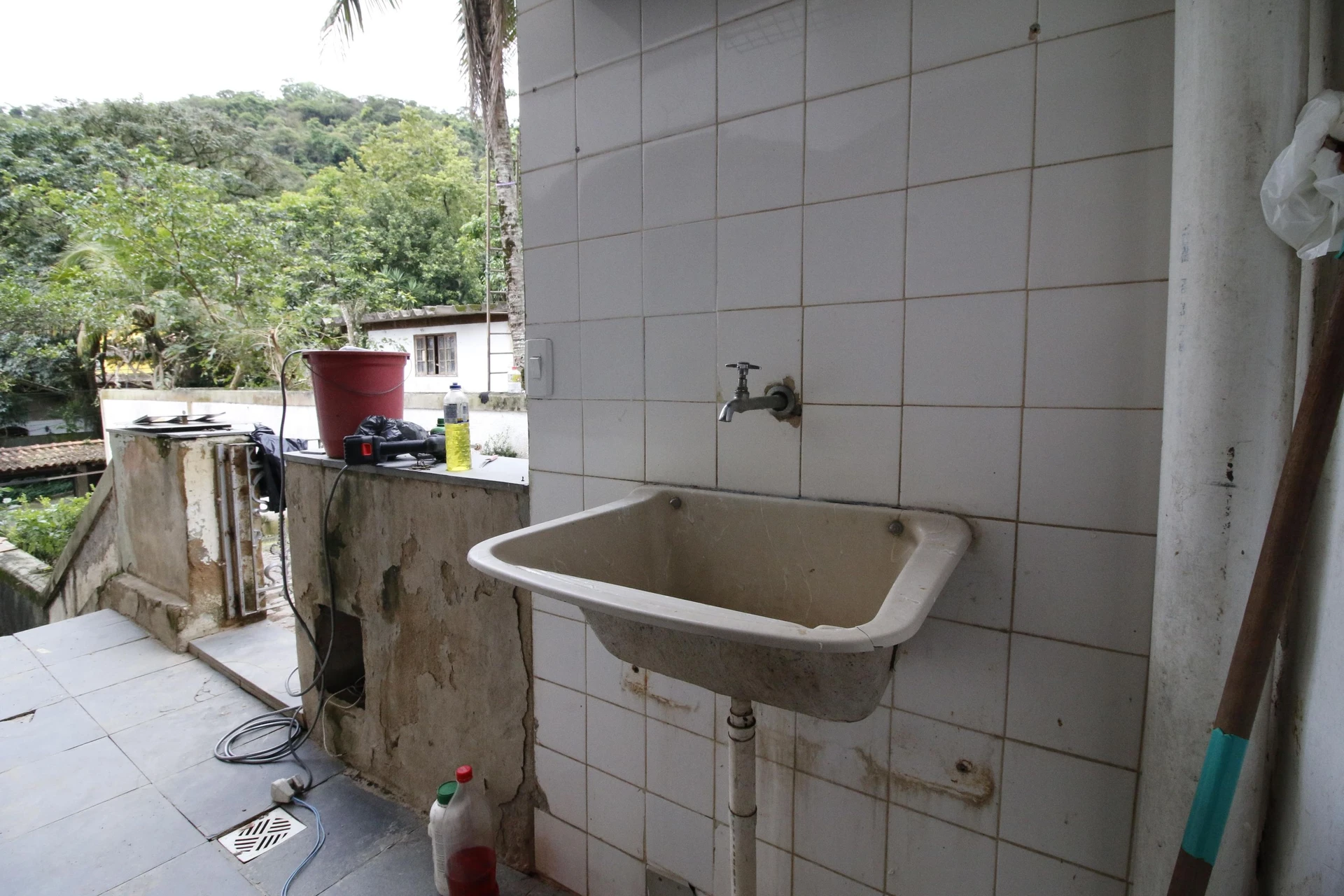 500 m² house with floor-to-ceiling windows and a bathtub — photo 33