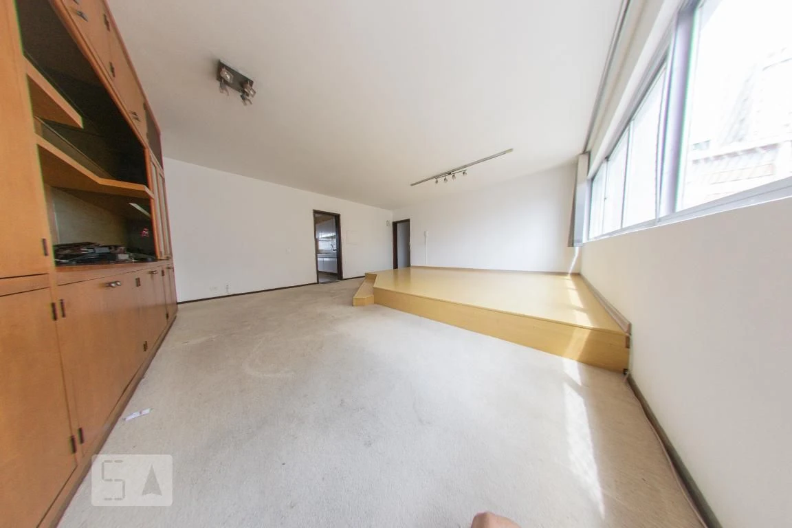 4-bedroom apartment with a walk-in closet — photo 26