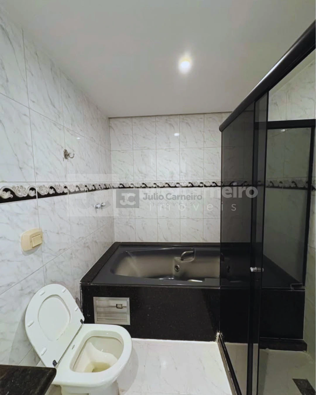 4-bedroom apartment with a bathtub — photo 12