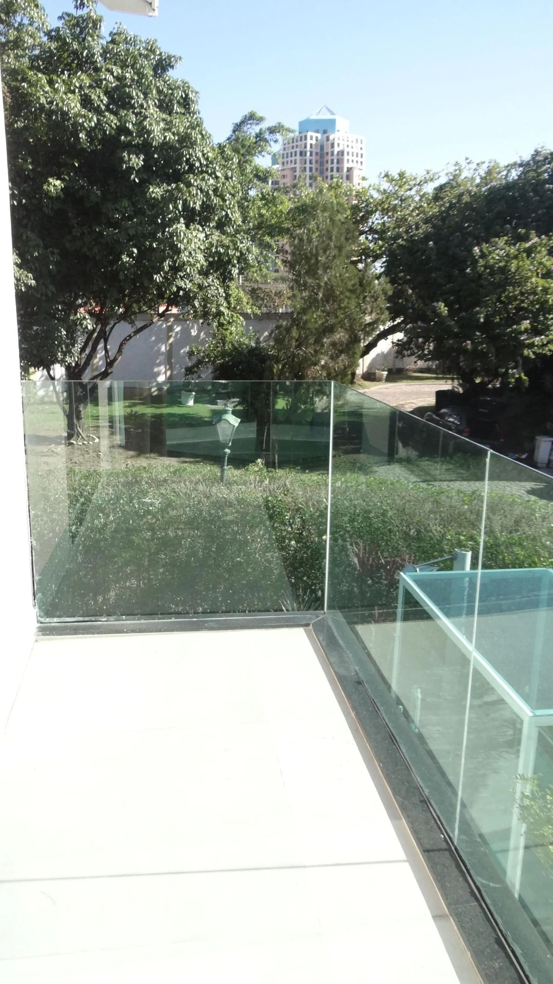 Casa de 384 m² com janelas do piso ao teto e varanda gourmet — photo 123