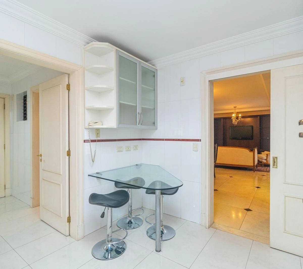 2-bedroom apartment with a bathtub in Curitiba — photo 18