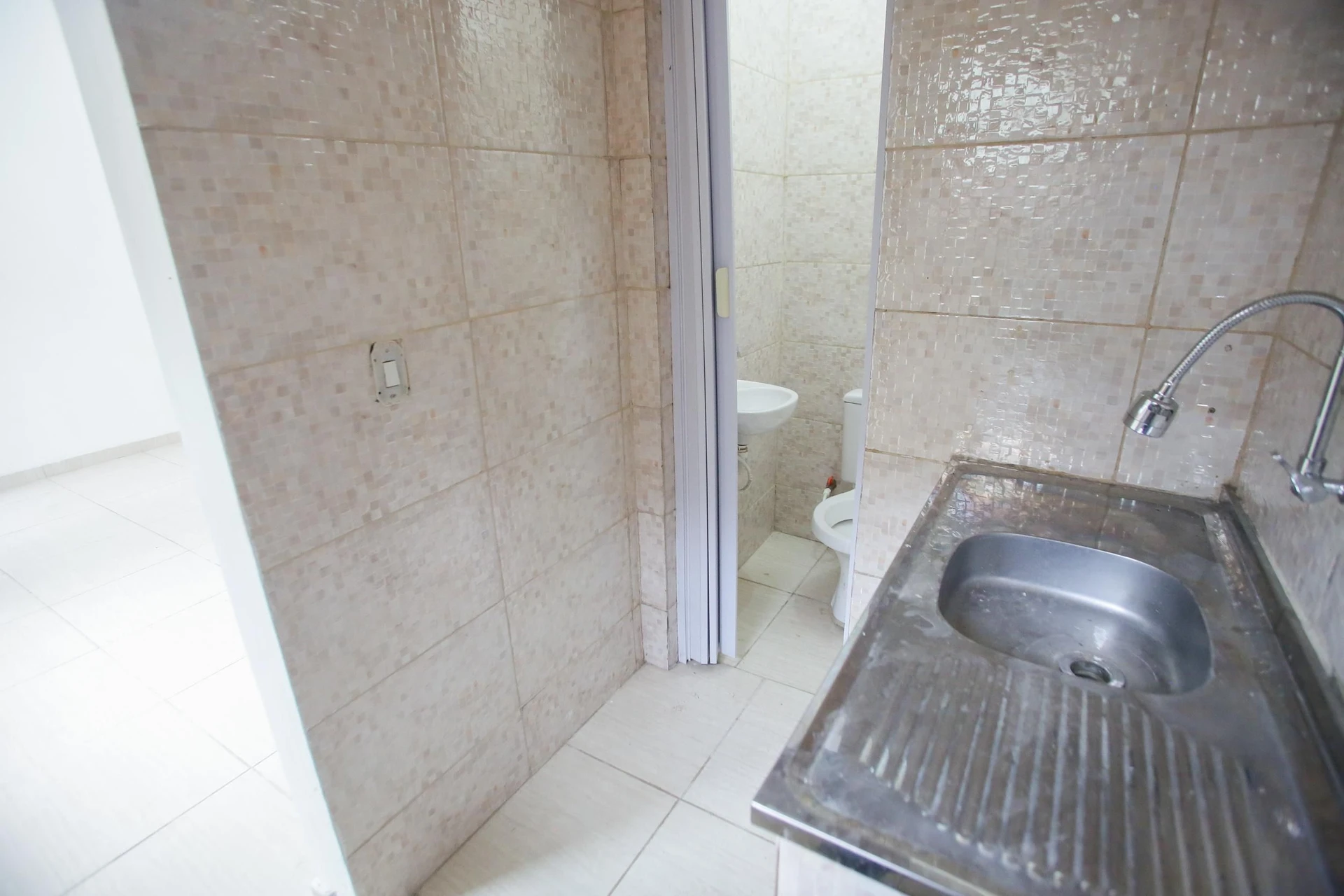 Unfurnished studio with 1 bedroom and 1 bathroom — photo 12