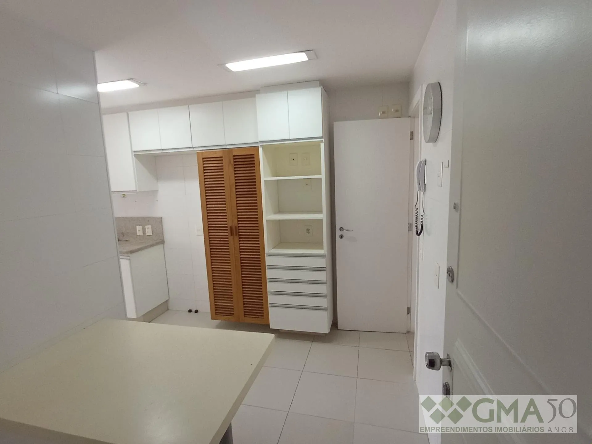 3-bedroom apartment with a mountain view — photo 2