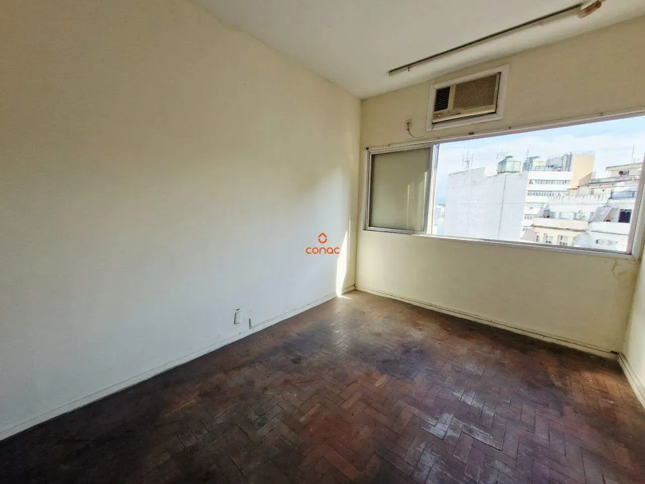 Apartamento de 1 quarto com piso de madeira ou laminado — photo 9