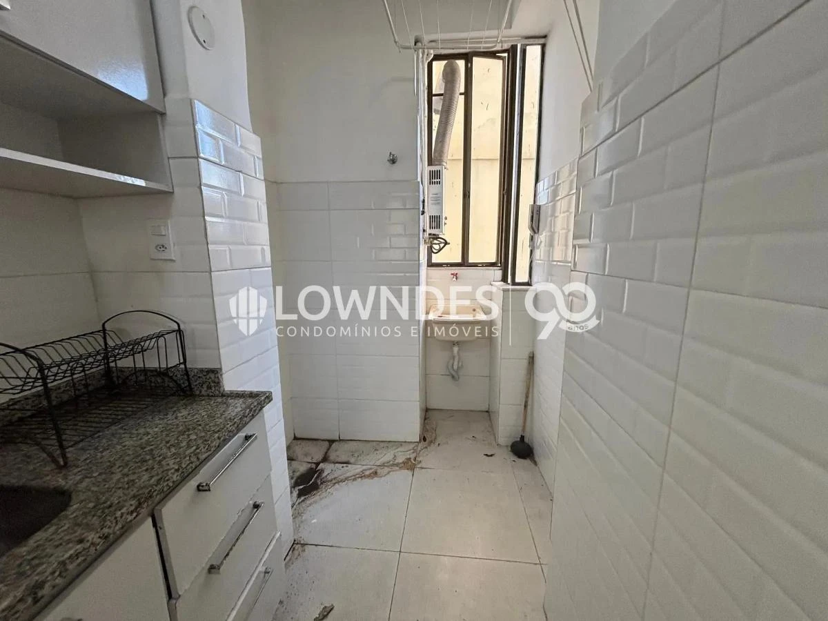 One-bedroom apartment with wood or laminate floors — photo 5