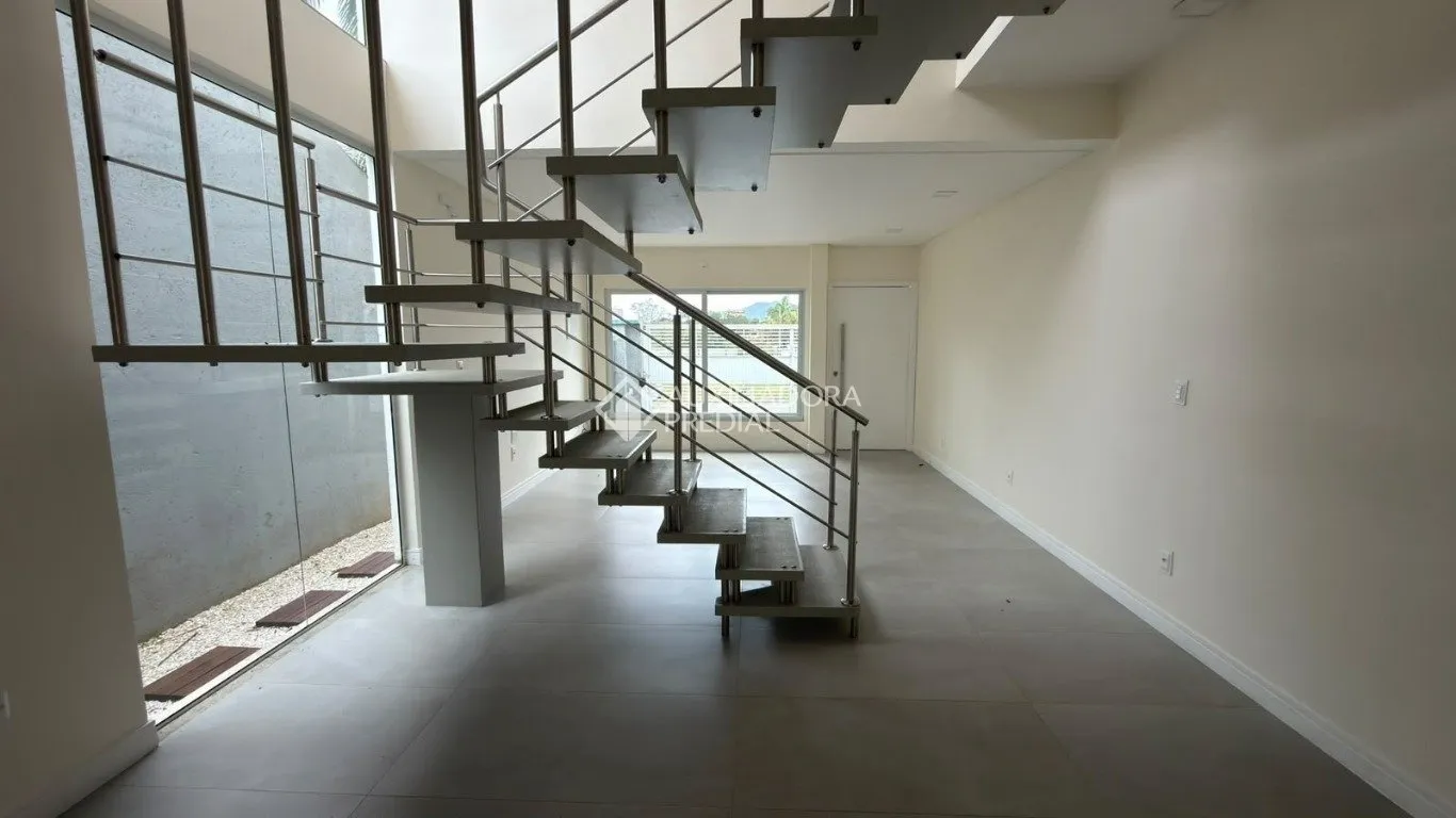 Balcony with a grill in a 4-bedroom house, 120 m² — photo 20