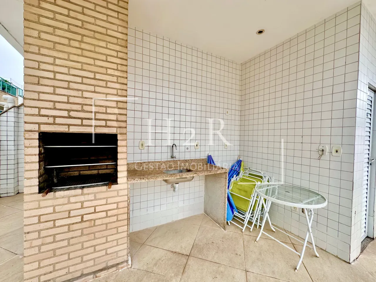 Furnished 3-bedroom apartment with balcony — photo 38