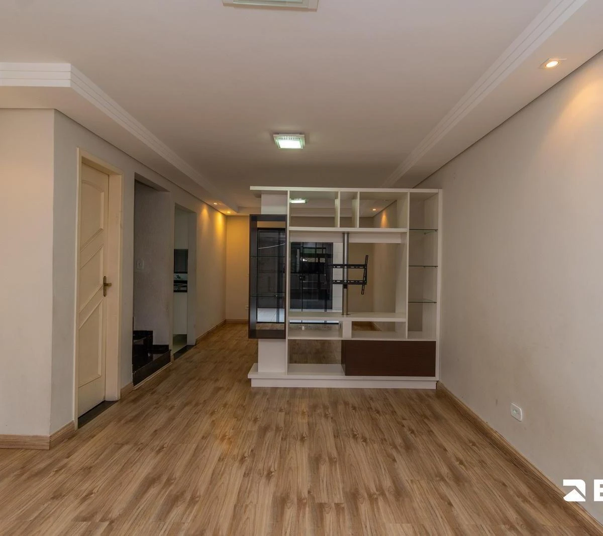 Balcony with a grill in a 3-bedroom house, 118 m² — photo 3