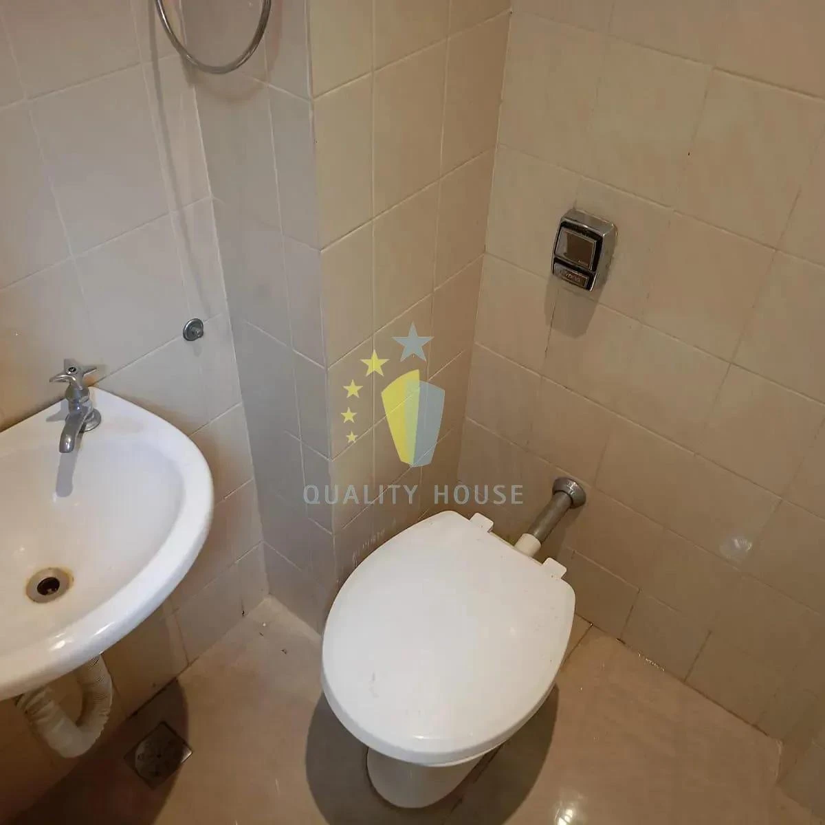 Bathtub in a 2-bedroom apartment, 90 m² — photo 19