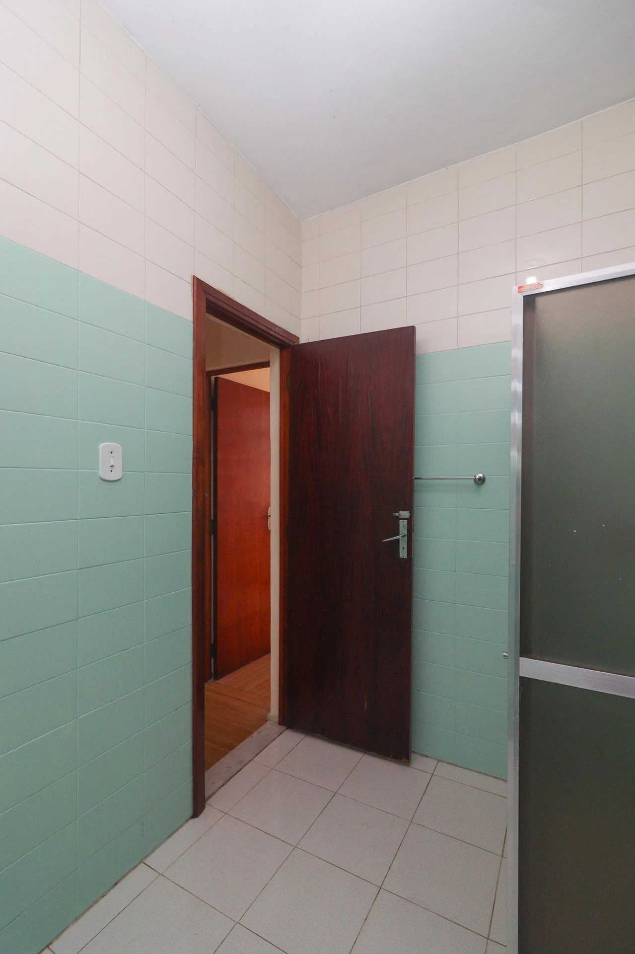 Квартира з 2 спальнями та дерев'яною підлогою або ламінатом — photo 15